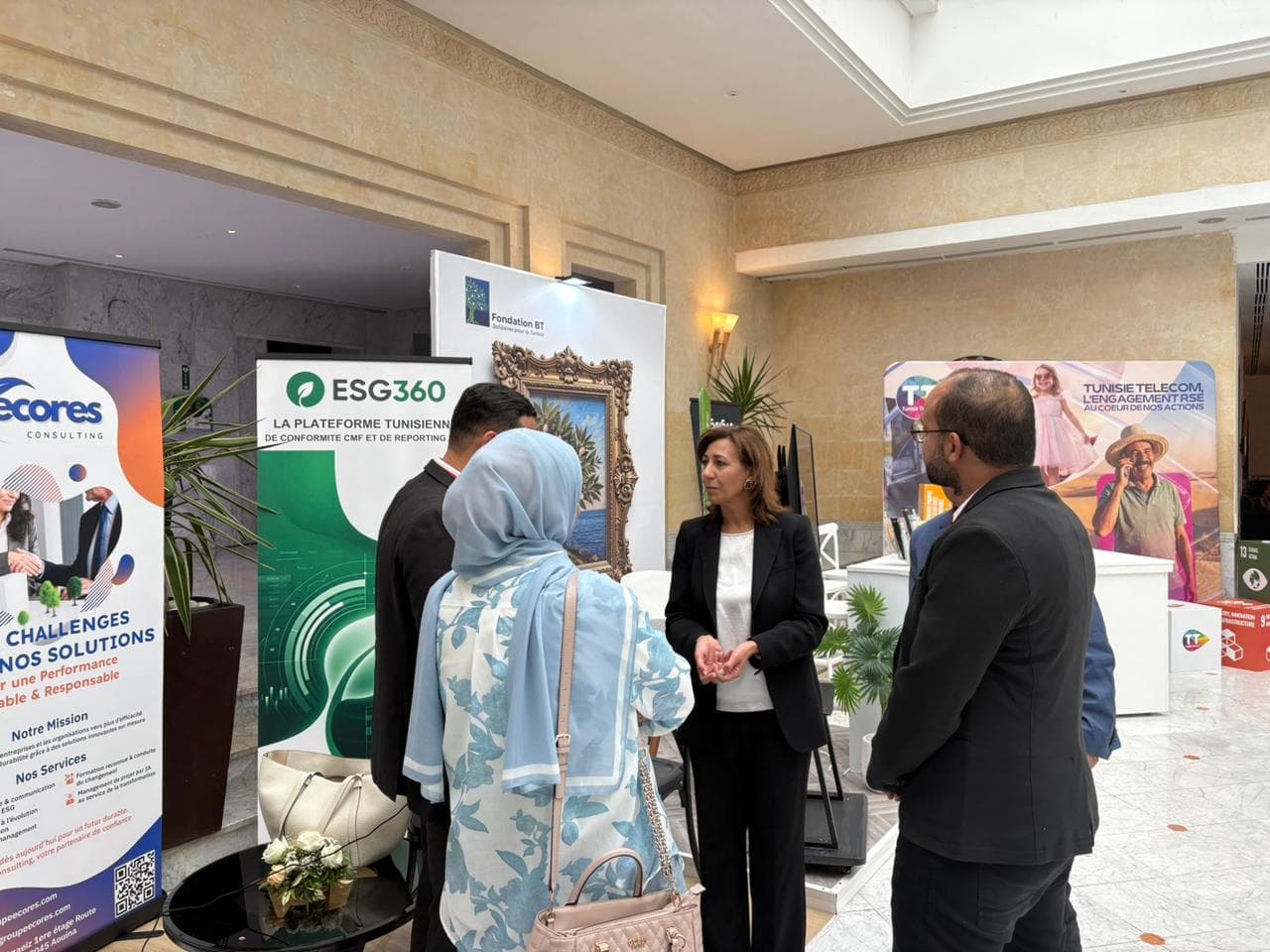 Échanges avec les visiteurs sur le stand ESG360